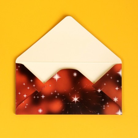 An envelope for money with a wooden element "Congratulations!" Red background 16x8 cm-2