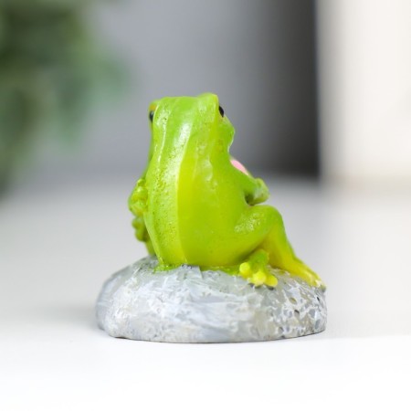 Souvenir Polystone "Frog with a heart on the pebble" 4.7x4.3x5.2 cm-1