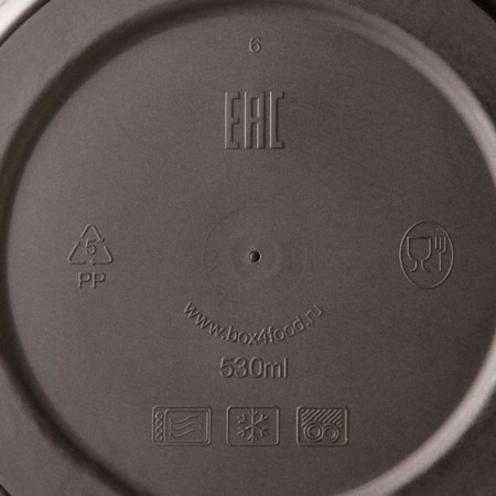A disposable plastic container with a lid, 530 ml, round-3