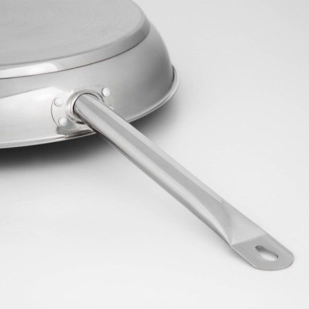 Skoroda "General catering", D = 40 cm, wall thickness 0.8 mm, bottom of the cassation is 3.5 mm, induction-4