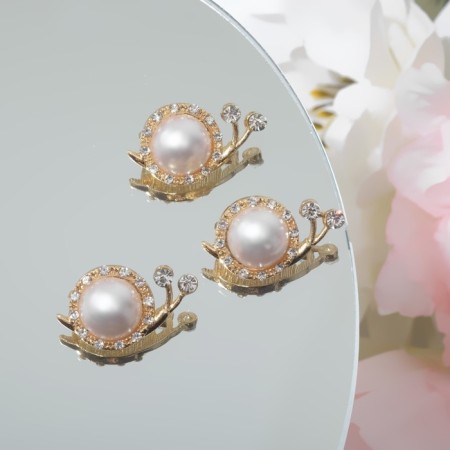 Brooch "Snail" with a pearl, white color in gold (indivisible packing 12 pcs., Price per pcs.)