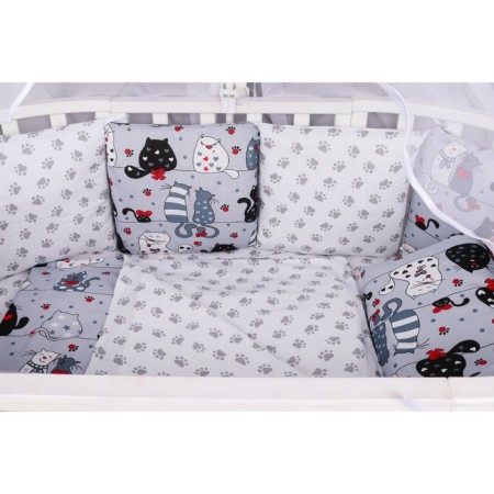 Set in a WB crib, 15 objects, calico, gray color, spit of cats-1
