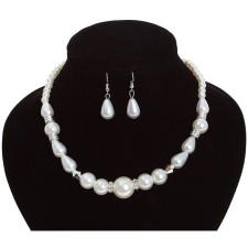 Set 2 objects: earrings, beads 