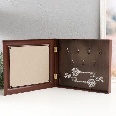 Key closed "World Map" 26.5x31.5 cm nut-4