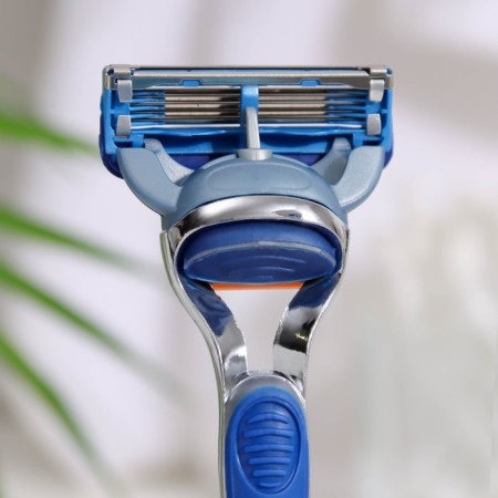 The machine is a razor and 1 interchangeable cassette, suitable for Gillette Fusion-4