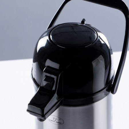 A thermos-giser 1.9 l, with a glass flask, retains heat 12 hours, with a pneumon pump-2