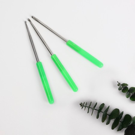 A set of hooks for knitting, with plastic handles and caps, d = 1.5-2.5 mm, 14 cm, 3 pcs, color mix-2
