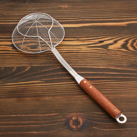 A colander-sytoos with a wooden handle 39cm-1