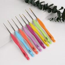 A set of hooks for knitting, with a plastic handle, d = 0.8-2 mm, 8 pcs, color colorful color