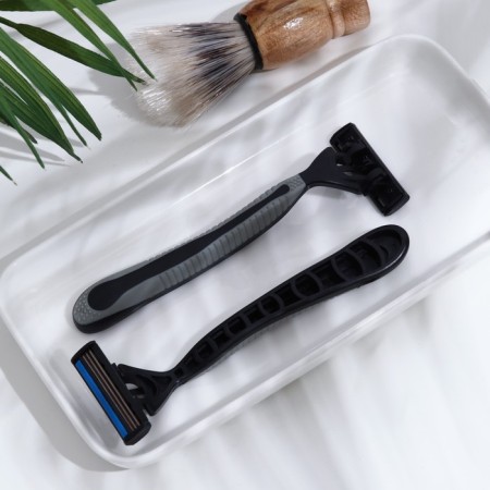 Disposable razor machines Luazon, 3 blades, moisturizing strip, gray, 2 pcs.-3
