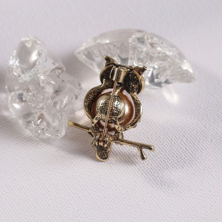 Brooch "Owl" wise, colored in black gold-1