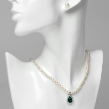 Set 2 objects: earrings, necklace 