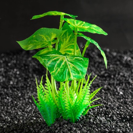 Artificial aquarium plant, 11.5 x 11.5 x 14.5 cm