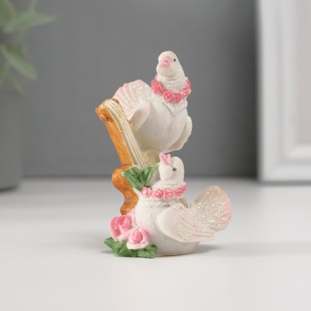 Polystone pigeons in a pink wreath 6*4 cm