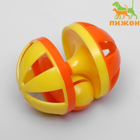 A pungent toy with a ball ball, 9 x 6.5 cm, a mix of flowers