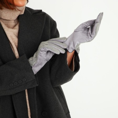 Gloves are female, dimensionless, with insulation, the color is light gray-4