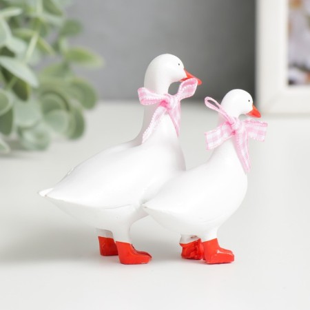 Souvenir Polystone "White Ducks with Bows" 8x8x5 cm-1
