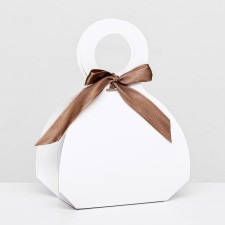 The box is folding, with a bow and a pen, white, 18 x 12 x 8 cm