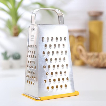 A heap with a doser lid and a side for cheese, a metal pen, color mix