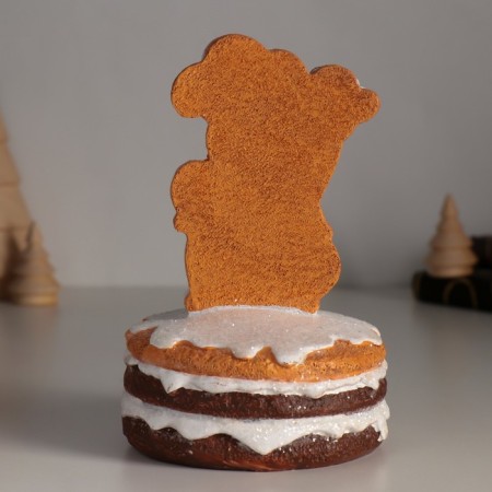 Polystone souvenir "Poil -gingerbread in the glaze, with cake" 9x9x14.5 cm-2