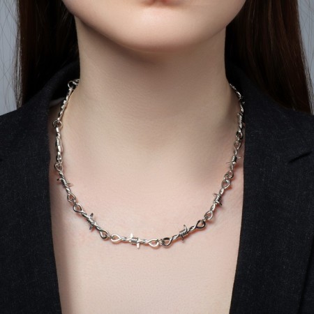 The necklace "wire" is prickly, the color is silver, l = 45 cm-5
