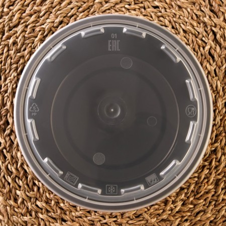 A plastic disposable plastic container with a lid, 950 ml, round-2