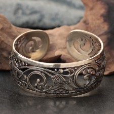 Bracelet with a carved 