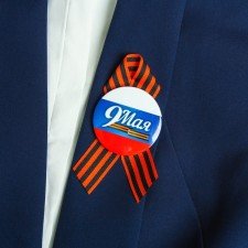 Значок закатной с лентой "9 мая" флаг России