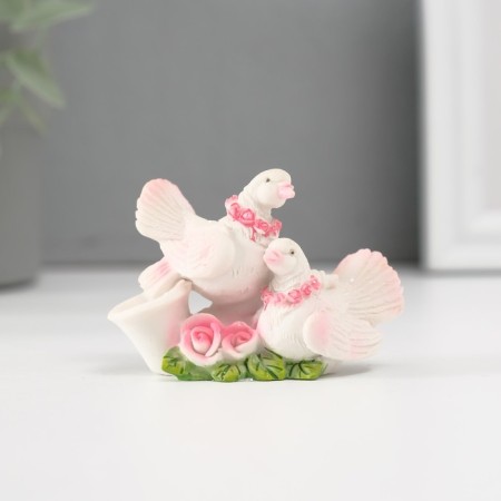 Polystone pigeons on a book in a pink wreath 4*6 cm