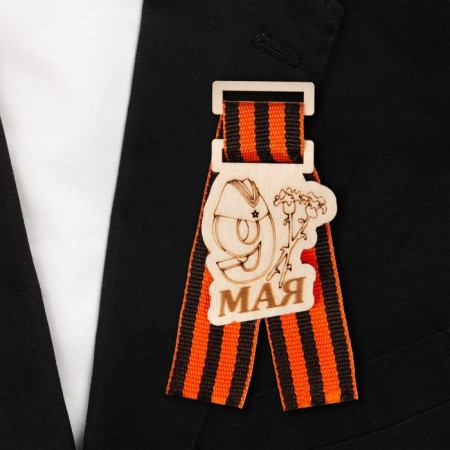Wooden icon "May 9!", With a ribbon, cloves and caps