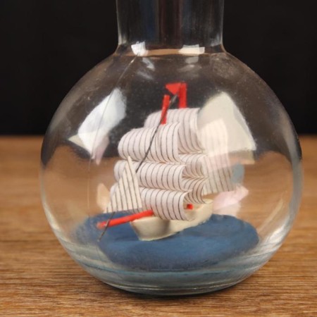 The ship souvenir "pilgrim" in a bottle, vertical. 9*7cm-1