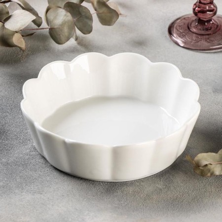 Porcelain dish for baking Magistro "Flora", D = 18 cm, white color
