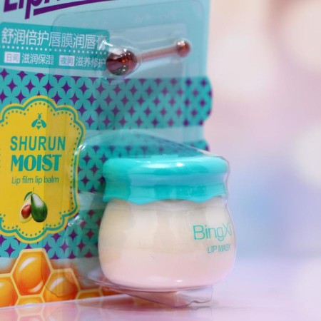 Moisturizing lip balm with avocado-1