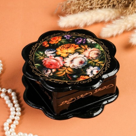 Zhostovo box, 16 × 16 cm, lacquer miniature