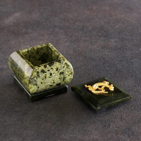 The casket "Crowned Lizard", 5x5x5 cm, natural stone, coil