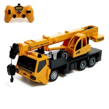 The radio -controlled “construction” crane, a mobile arrow, works from the battery