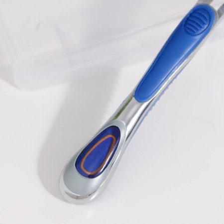 The machine is a razor and 1 interchangeable cassette, suitable for Gillette Fusion-7