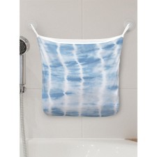 Organizer in a bathtub on the suction cups 
