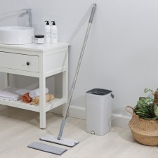 Schwabra with an annex and a bucket of Raccoon: a bucket with compartments, a flat mop, 2 pockets, 32 × 12 × 142 cm, an additional microfiber nozzle