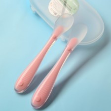 A set of silicone spoons for feeding, 2 pcs., In a container, pink color