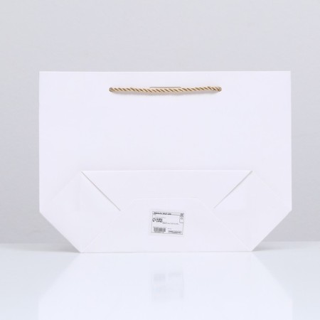 Gift package with a ribbon of 19 x 20 x 9 cm "White"-1