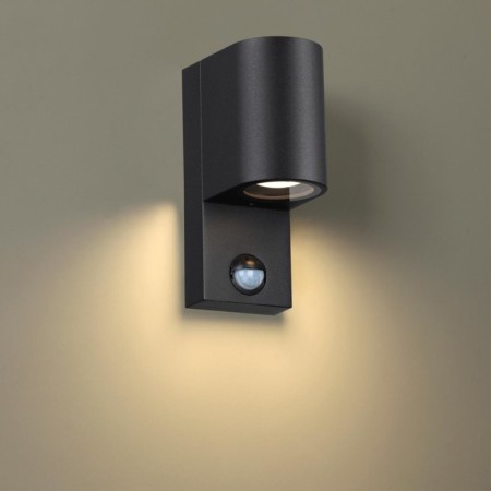Faced wall lamp with an IP44 1x7W movement sensor