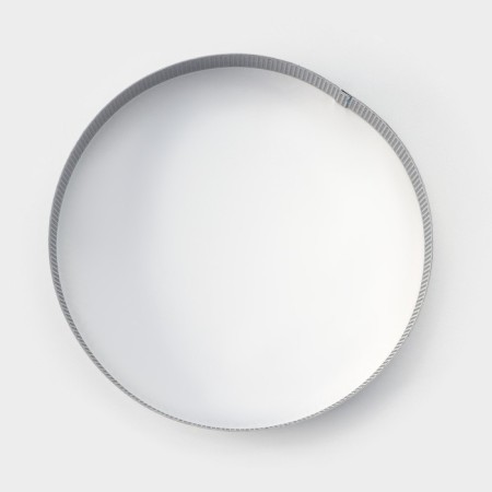 The form perforated for baking is the “circle”, d = 18 cm, the color is silver-2