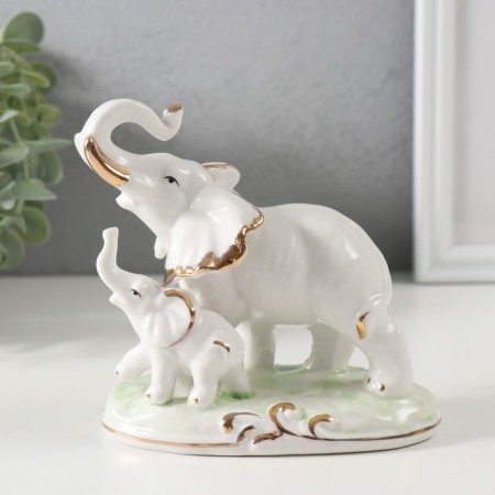 Souvenir Ceramics "Walk of an elephant from an elephant" White with gold 12.2x12.7x7.2 cm