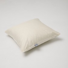 The pillow is tall threexer, size 70x70 cm, color mix