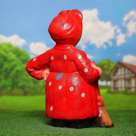 Garden figure "Mother -in -law with a broom average" 59x40x25cm mix-8