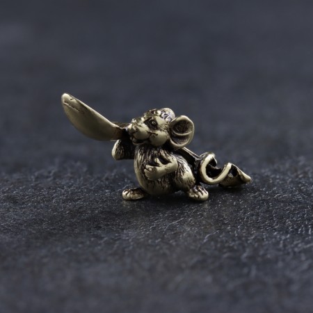 Koshelki souvenir "Mouse with a spoon", brass, amber, 1x2.5x0.3 cm