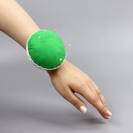 Needle on the hand, d = 8 cm, green color-2