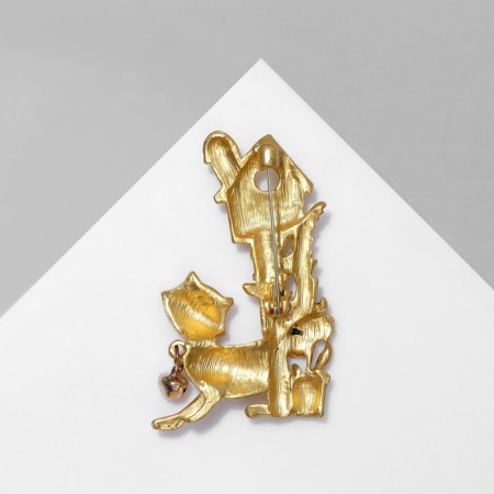 Brooch "cat" on the hunt, the color is red-green in matte gold-1