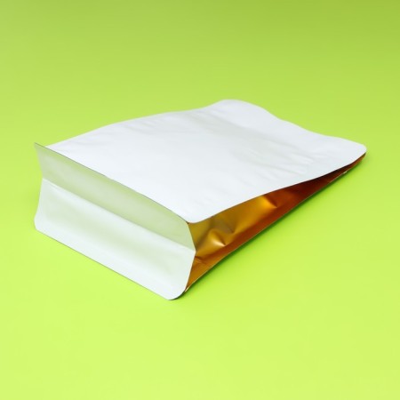 Eight-shirt packet for coffee, with a valve, flat bottom, white-gold, 20 x 13 x 7cm-5
